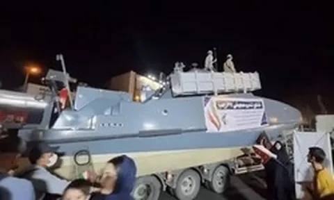 Tàu cao tốc Iran nã tên lửa xa 700km