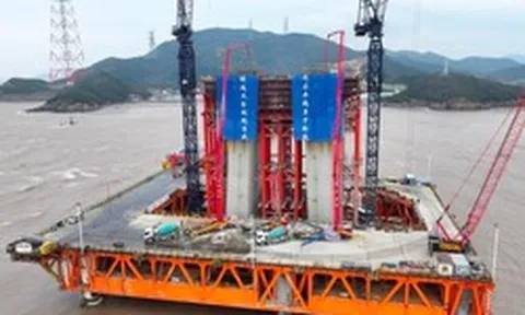 Phát hiện Trung Quốc cắm 18 cọc thép dài gần 90 mét ở giữa sông, ‘tháp’ cao bằng toà nhà 100 tầng sắp lộ diện