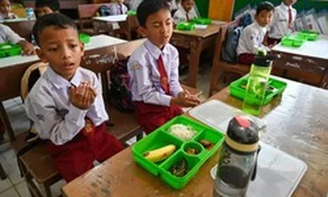 Hơn 33.000 học sinh ngộ độc thực phẩm vì bữa ăn học đường, cơ quan thực thi khai khống chi phí, mua sắm vô tội vạ, tổng thống lập tức cách chức dàn lãnh đạo