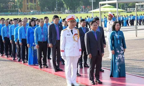Đoàn đại biểu dự Đại hội XIV Công đoàn Việt Nam vào Lăng viếng Chủ tịch Hồ Chí Minh