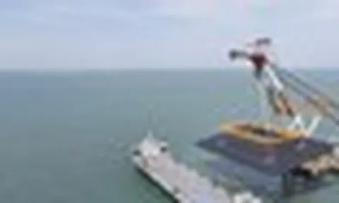 Phát hiện 240 cọc thép khổng lồ được Trung Quốc cắm xuống đáy biển, kết nối bằng hệ thống cáp ngầm, gấp rút thi công một siêu dự án 2 tỷ USD