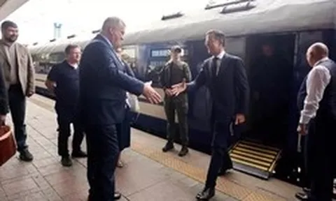 Tổng thư ký NATO bất ngờ đến Kiev