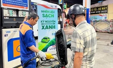 Giá xăng giảm mạnh gần 1.500 đồng/lít