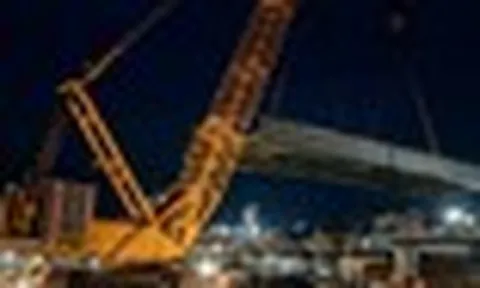 Phát hiện một cần cẩu bánh xích khổng lồ nặng 1.000 tấn hoạt động xuyên đêm, hoàn thành nhiệm vụ đưa 255 tấn sắt vào đúng vị trí
