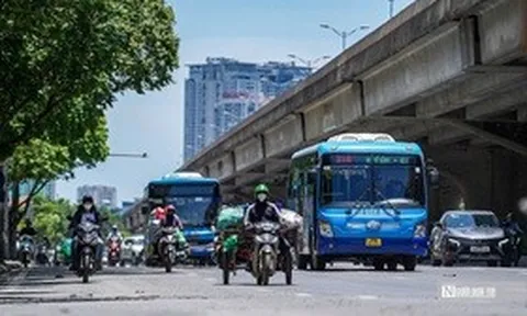50 phút chạy xe giữa nắng gắt gần 40 độ ở Hà Nội, người đàn ông bị bỏng rát da