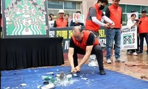 Starbucks bị tẩy chay, khách hàng đập cốc, đòi hoàn tiền