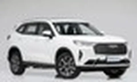 Mẫu xe hybrid hạ giá kỷ lục tại Việt Nam có phiên bản mới: Động cơ tiết kiệm hơn, màn hình trung tâm 14,6 inch, hệ thống trợ lái cấp độ 2