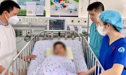 Bác sĩ 2 bệnh viện "chạy đua" suốt 10 giờ duy trì sự sống cho bé trai bị tai nạn giao thông