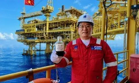 Tiếng “lóc cóc” trong đường ống và dòng dung dịch đen đen, sóng sánh chảy ra, một tiếng nổ vang lên: Việt Nam đón khoảnh khắc lịch sử