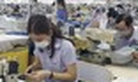 NÓNG: Công đoàn đề xuất 2 phương án tăng lương tối thiểu vùng từ ngày 1-1-2027