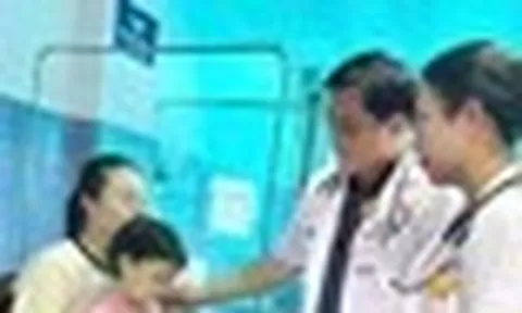 Cứu sống bé gái 'khoái' ăn tóc, cát, vữa tường