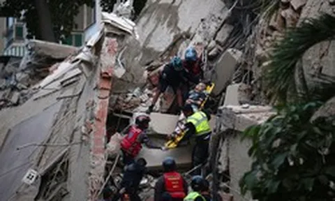 Động đất kép tại Venezuela: Một tòa nhà 22 tầng bị phá hủy hoàn toàn, các bà mẹ than khóc tìm con giữa đống đổ nát