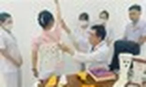 Trẻ vẹo cột sống vì điện thoại, máy tính bảng