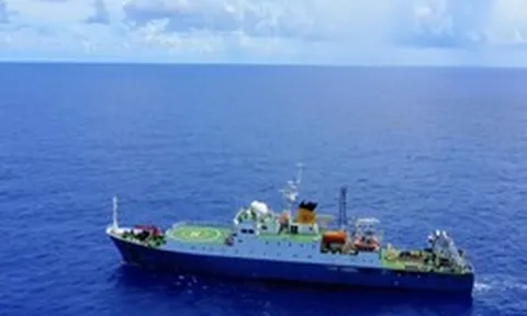 Phát hiện tàu Trung Quốc dài 106 mét liên tục di chuyển trên biển, đã lấy 'kho báu' ở độ sâu 8.000 mét, vừa hoàn thành nhiệm vụ đặc biệt sau 52 ngày