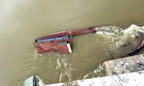 Nước sông Lô dâng cao cuốn trôi 2 tàu hàng giữa đêm, 5 người may mắn thoát nạn
