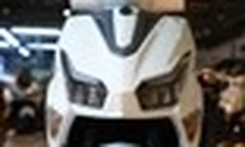 Đổ đầy bình chạy 400km, cốp rộng thênh thang, SYM ECHS 125 phả hơi nóng lên Yamaha FreeGo