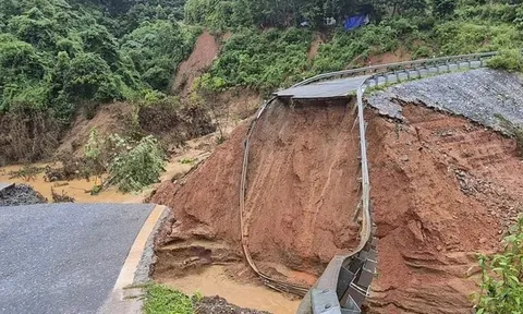 Lũ dữ cuốn đứt ngang Quốc lộ 12, giao thông Lai Châu - Điện Biên tê liệt