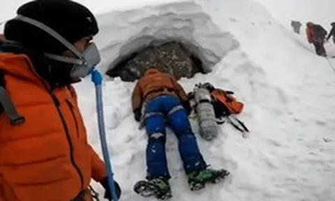Vì sao Vùng Tử Thần trên Everest lại khiến não bộ và cơ thể con người dần tự hủy diệt ngay cả khi đang thở bình oxy?
