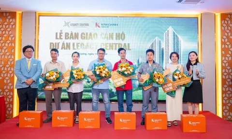 Cư dân phấn khởi nhận bàn giao căn hộ Legacy Central