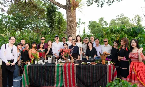 Phương Linh, Mỹ Anh cùng các người đẹp gây bất ngờ tại diễn đàn cà phê quốc tế